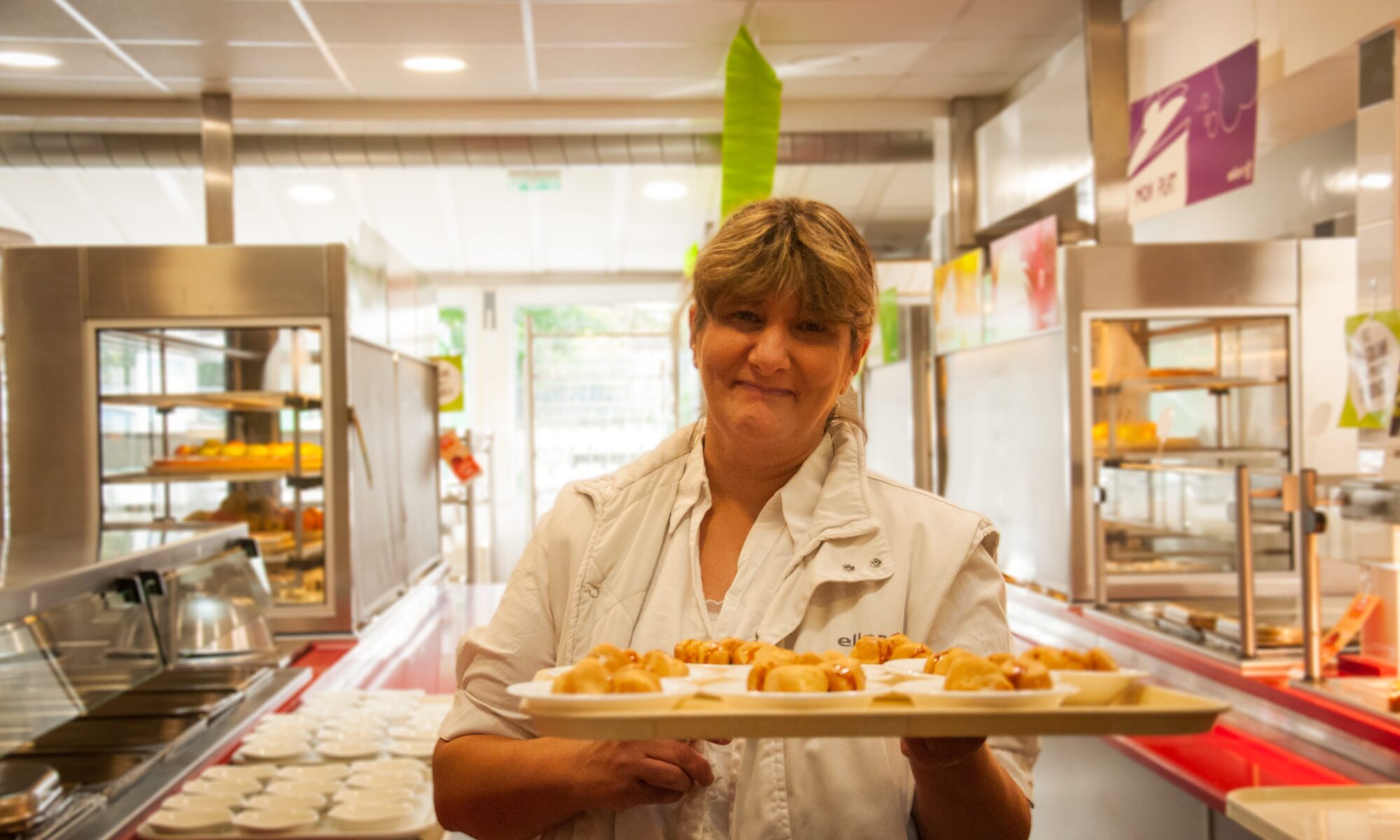 Semaine du goût, dame de cantine avec plateau de desserts