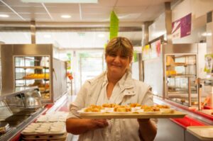 Semaine du goût, dame de cantine avec plateau de desserts